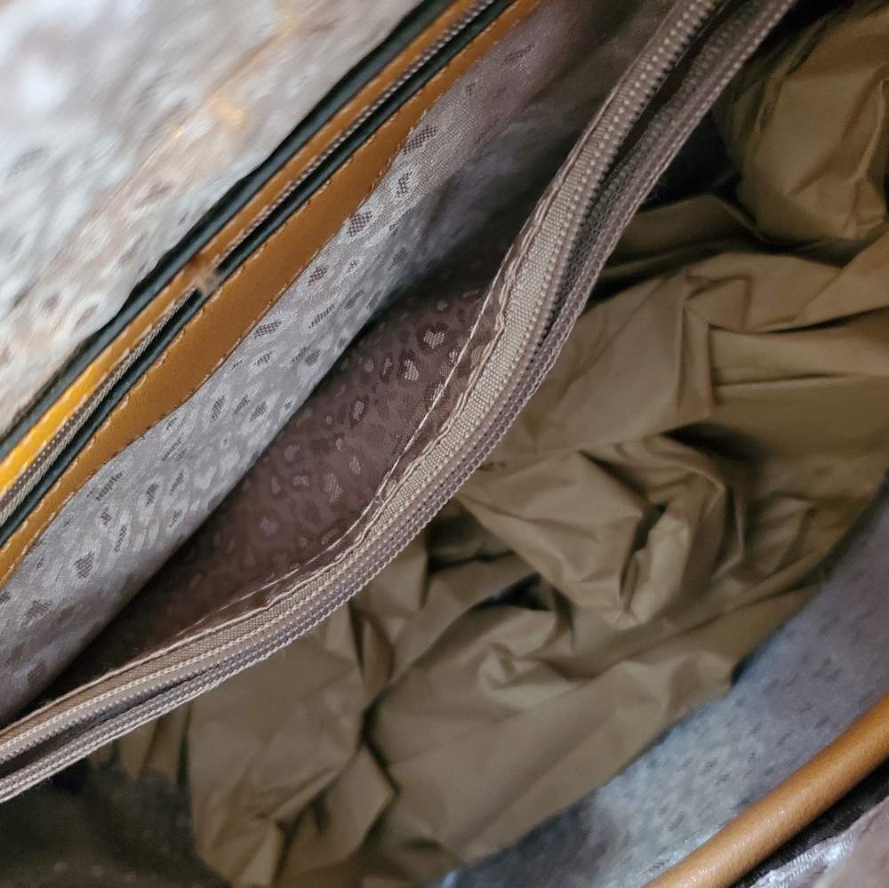 Handbag - Picture 6 of 9